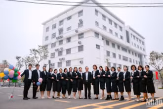 Nhà khám bệnh và điều trị, thuộc Bệnh viện đa khoa Đông Hưng là điểm nhấn kiến trúc trên địa bàn.