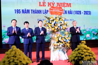 Nguyên Thường trực Ban Bí thư Trung ương Đảng Trần Quốc Vượng tặng hoa chúc mừng Đảng bộ, chính quyền và nhân dân huyện Tiền Hải. (Ảnh Mai Tú)