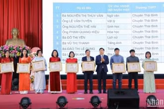 Tuyên dương 9 giáo viên có thành tích dạy đội tuyển học sinh giỏi quốc gia khối trung học phổ thông tỉnh Thái Bình.
