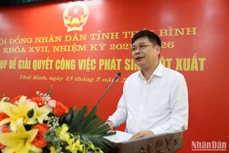 Tân Phó Chủ tịch Ủy ban nhân dân tỉnh Thái Bình Phạm Văn Nghiêm phát biểu ý kiến tại Kỳ họp Hội đồng nhân dân tỉnh.