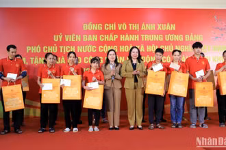 Phó Chủ tịch nước cùng lãnh đạo tỉnh Thái Bình trao quà cho người lao động gặp hoàn cảnh khó khăn tại Công ty cổ phần quốc tế Bảo Hưng.