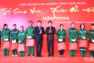 Lãnh đạo Liên đoàn Lao động tỉnh Thái Bình trao quà Tết cho người lao động tại Công ty Môi trường đô thị thành phố Thái Bình.