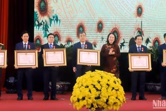 Phó Chủ tịch nước Võ Thị Ánh Xuân trao Huân chương Lao động (các hạng) cho 6 cá nhân tỉnh Thái Bình.
