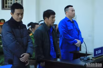 3 cựu công an tại phiên xét xử.