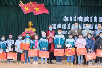 Mỗi dịp Tết đến, Xuân về các doanh nghiệp lớn trên địa bàn tỉnh Thái Bình đều có các hoạt động chung tay, góp sức cùng chính quyền tỉnh thăm hỏi, tặng quà người yếu thế trong xã hội.