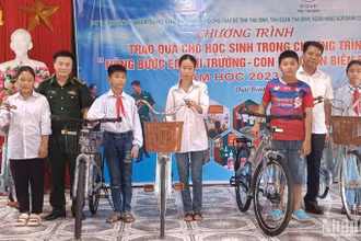Bộ Chỉ huy Bộ đội Biên phòng cùng Sở Giáo dục và Đào tạo tỉnh Thái Bình trao xe đạp cho học sinh khó khăn khu vực đồn cửa khẩu Diêm Điền quản lý.