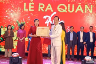 Lãnh đạo Tập đoàn Hương Sen vinh danh người lao động hoàn thành xuất sắc nhiệm vụ trong năm 2024.