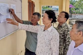 Cử tri xã Tự Tân (huyện Vũ Thư, tỉnh Thái Bình) xem niêm yết danh sách cử tri tham gia lấy ý kiến vào ngày 22/4 về sắp xếp đơn vị hành chính các cấp. (Ảnh: TIÊN DUNG)