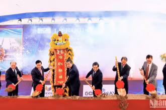 Các đại biểu thực hiện nghi thức động thổ xây dựng nhà máy.