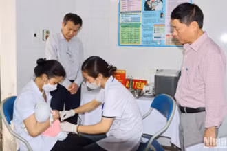 Kiểm tra công tác tiêm chủng vaccine phòng sởi tại trạm y tế xã Nam Cao (huyện Kiến Xương, tỉnh Thái Bình).