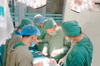 Hơn 4 tiếng giành sự sống cho bệnh nhân ung thư tái phát xâm lấn sang 5 tạng quanh ổ bụng.
