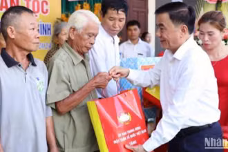Đồng chí Trần Cẩm Tú tặng quà cho các hộ gia đình có hoàn cảnh khó khăn tại thôn Trung, xã Đông Phương (huyện Đông Hưng, tỉnh Thái Bình).