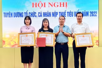 Tặng Bằng khen của Ủy ban nhân dân tỉnh Thái Bình cho 3 doanh nghiệp nộp thuế tiêu biểu năm 2022. 