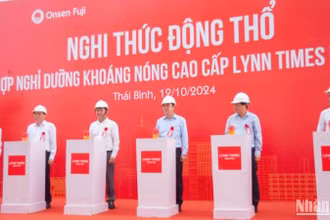 Các đại biểu thực hiện nghi thức động thổ Tổ hợp nghỉ dưỡng khoáng nóng cao cấp Lynn Times Duyên Hải, tổng vốn đầu tư 2.000 tỷ đồng tại huyện Hưng Hà (tỉnh Thái Bình).
