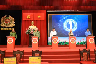 Các đại biểu thực hiện nghi thức ấn nút khởi động cuộc thi trắc nghiệm trên Internet tìm hiểu về Đề án 06 của Chính phủ.