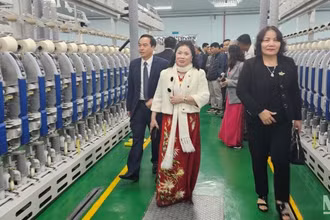 Các đại biểu tham quan dây chuyền sản xuất tại nhà máy sợi công nghệ cao DragonTextiles 2. 