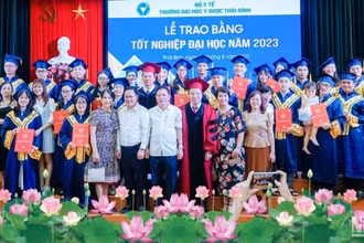 Thầy và trò Trường Đại học Y Dược Thái Bình hân hoan trong ngày vui tốt nghiệp.