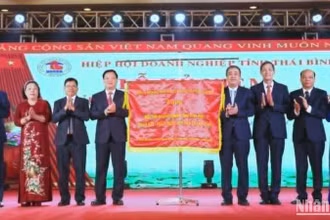 Bí thư Tỉnh ủy Thái Bình Ngô Đông Hải trao bức trướng với dòng chữ "Đoàn kết-Phát triển-Bứt phá-Thành công" tặng Hiệp hội Doanh nghiệp tỉnh Thái Bình.