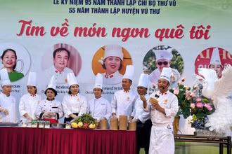 Các nghệ nhân ẩm thực Việt Nam đến từ 3 miền Tổ quốc giới thiệu cho du khách những đặc sản riêng có của mỗi vùng miền.