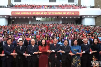 Các đại biểu hưởng ứng "Tuần lễ áo dài" do Hội Liên hiệp Phụ nữ tỉnh Thái Bình phát động.