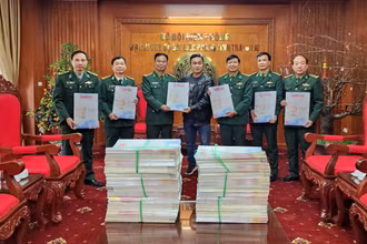 Văn phòng đại diện báo Nhân Dân tại tỉnh Thái Bình trao tặng 200 ấn phẩm Báo Nhân Dân số Tết cho Bộ chỉ huy Bộ đội Biên phòng tỉnh Thái Bình.