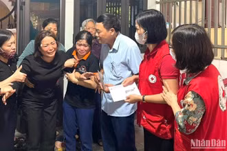 Hội Chữ thập đỏ tỉnh Thái Bình và huyện Tiền Hải thăm hỏi, động viên các gia đình có người thân tử vong trong vụ hỏa hoạn.