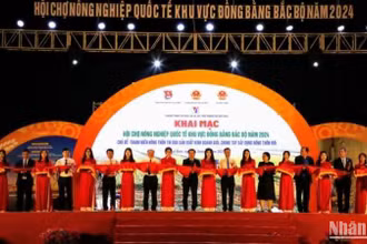 Nghi lễ cắt băng khai mạc hội chợ.