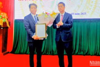 Chủ tịch Ủy ban nhân dân tỉnh Thái Bình Nguyễn Mạnh Hùng trao Quyết định bổ nhiệm Giám đốc Sở Giáo dục và Đào tạo cho ông Nguyễn Ngọc Hà.