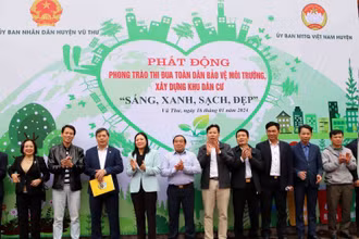 Các đồng chí lãnh đạo huyện Vũ Thư, tỉnh Thái Bình tham gia hưởng ứng phong trào.