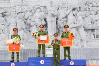 Trao thưởng cho ba đoàn tuyển tỉnh Thái Bình, Hà Nam và Bắc Ninh lần lượt xếp thứ Nhất, Nhì và Ba tại Hội thi.