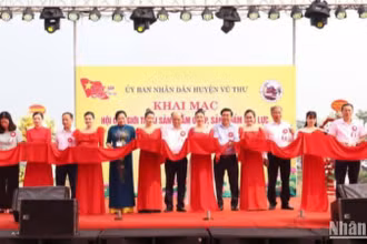 Các đại biểu thực hiện nghi thức khai trương Hội chợ OCOP tại Lễ hội chùa Keo Thái Bình năm 2024.