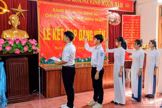 6 đoàn viên thanh niên ưu tú của trường Trung học phổ thông Hưng Nhân (huyện Hưng Hà, tỉnh Thái Bình) được kết nạp Đảng ngày 3/6/2024.