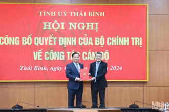 Đồng chí Lê Minh Hưng trao Quyết định của Bộ Chính trị chuẩn y đồng chí Nguyễn Khắc Thận giữ chức Bí thư Tỉnh ủy Thái Bình, nhiệm kỳ 2020-2025.