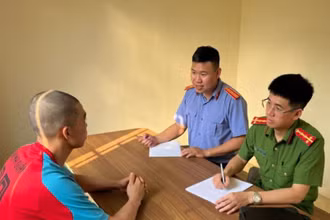 Đối tượng Hải làm việc với cơ quan chức năng. (Ảnh: Công an cung cấp)