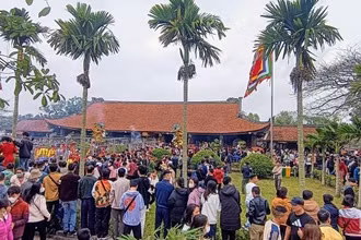 Hàng chục nghìn người đổ về ngày khai hội chùa Keo mùa xuân.