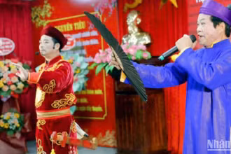 Các văn nghệ sĩ thể hiện tác phẩm thi ca nổi tiếng trong Ngày Thơ Việt Nam lần thứ 23 với chủ đề "Tổ quốc bay lên".