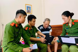 Công an tỉnh Thái Bình tổ chức lực lượng đến tận nhà dân làm căn cước công dân gắn chíp cho người già yếu. (Ảnh Công an cung cấp)