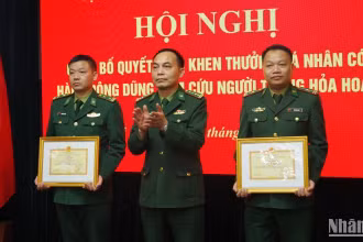 2 quân nhân biên phòng tỉnh Thái Bình được khen thưởng đột xuất.