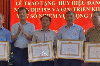Ông Vũ Đức Nam, Chủ tịch Ủy ban nhân dân xã Quang Trung, huyện Kiến Xương, tỉnh Thái Bình (thứ 2 từ trái qua). (Ảnh Cổng thông tin điện tử xã Quang Trung)