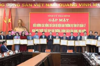 Ủy ban nhân dân tỉnh Thái Bình tặng bằng khen cho các đồng chí nghỉ hưu trước tuổi.