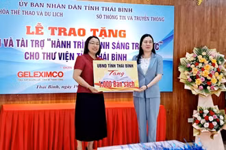 Bà Trần Thị Bích Hằng,Phó Chủ tịch Ủy ban nhân dân tỉnh Thái Bình (bên phải) trao tặng 1.000 bản sách cho lãnh đạo Thư viện tỉnh.