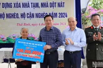Chủ tịch Ủy ban nhân dân tỉnh Thái Bình Nguyễn Khắc Thận trao biểu trưng hỗ trợ 100 triệu đồng xây nhà mới cho bà Nguyễn Thị Xíu, là hộ nghèo tại xã Tự Tân, huyện Vũ Thư.