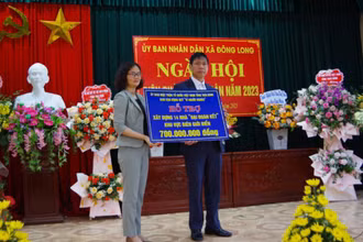 Lãnh đạo Ủy ban Mặt trận Tổ quốc Việt Nam tỉnh Thái Bình (bên trái) tặng 700 triệu đồng xây nhà Đại đoàn kết cho hộ nghèo khu vực biên giới biển tỉnh Thái Bình.