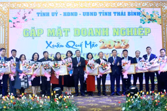 Lãnh đạo tỉnh Thái Bình trao Bằng khen cho các doanh nghiệp có đóng góp lớn cho công tác an sinh xã hội.