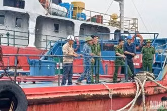 Lực lượng công an, quân đội hỗ trợ giằng néo các tàu chở dầu tại cảng Hải Hà, huyện Thái Thụy (tỉnh Thái Bình).