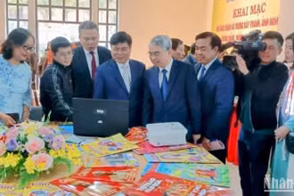 Các đại biểu thăm quan gian trưng bày hội báo Xuân năm 2025.