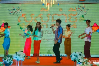 Các tiết mục văn nghệ truyền thống của lưu học sinh chào mừng Tết Bunpimay và Chol Chnam Thmay.