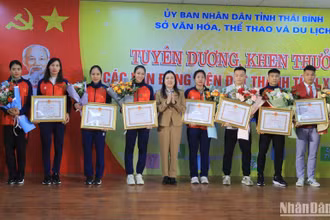 Lãnh đạo tỉnh Thái Bình tặng Bằng khen cho các vận động viên.
