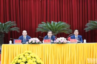 Các đại biểu chủ trì kỳ họp.
