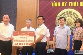 Ngân hàng Agribank chi nhánh tỉnh Thái Bình ủng hộ 500 triệu đồng.